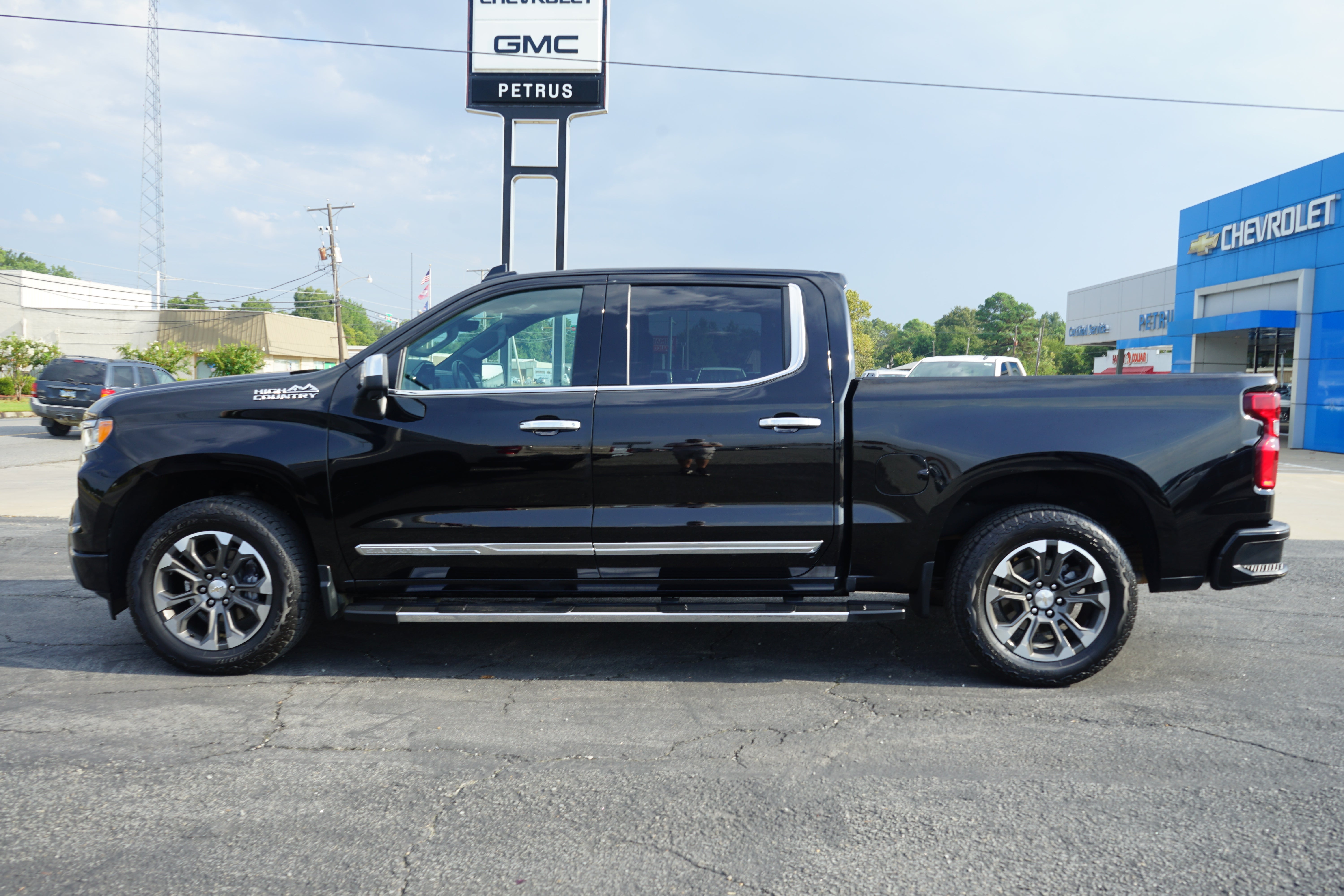 Used 2024 Chevrolet Silverado 1500 High Country with VIN 1GCUDJEL0RZ169040 for sale in Little Rock
