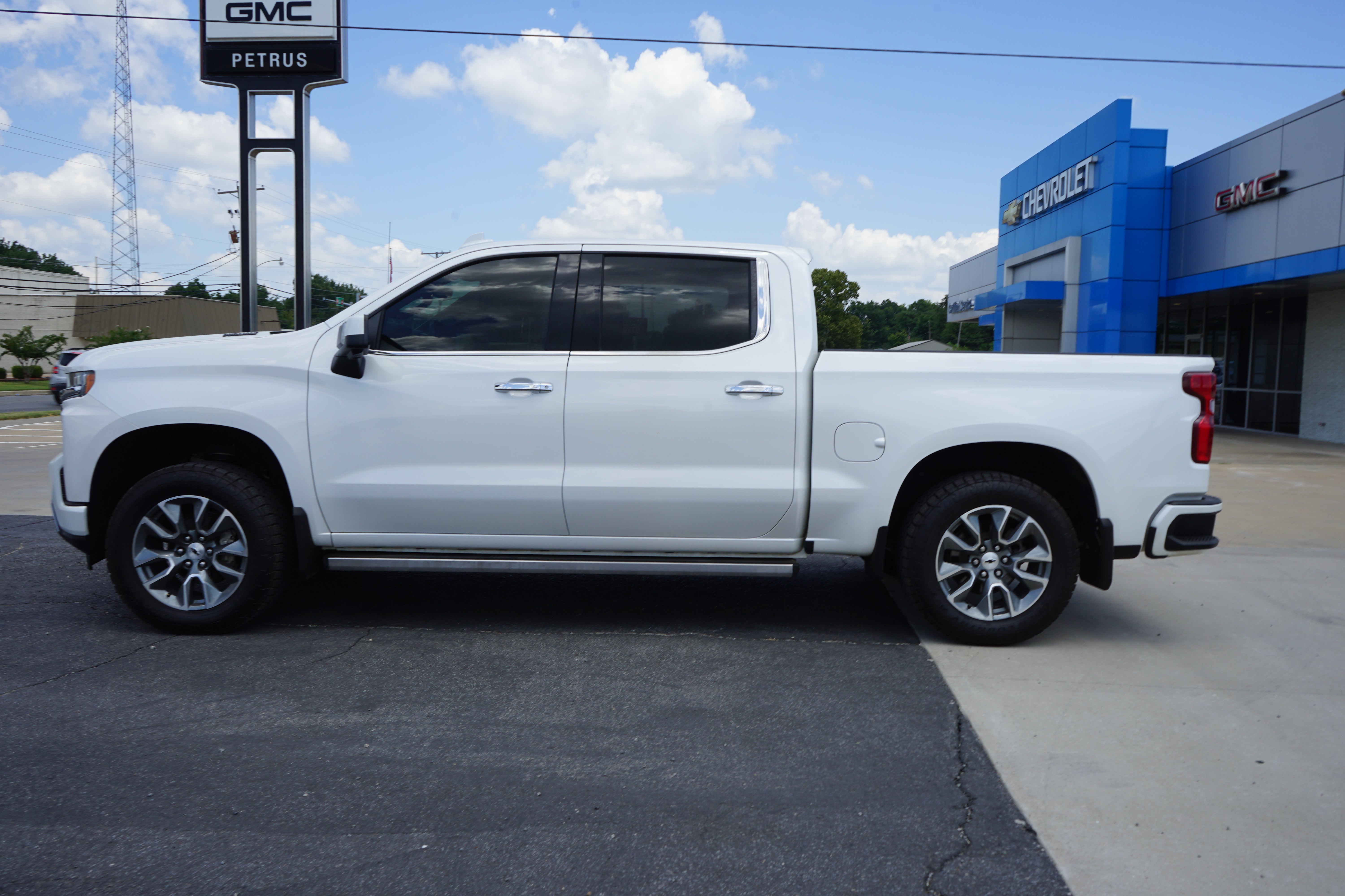 Used 2020 Chevrolet Silverado 1500 High Country with VIN 1GCUYHET1LZ236782 for sale in Little Rock