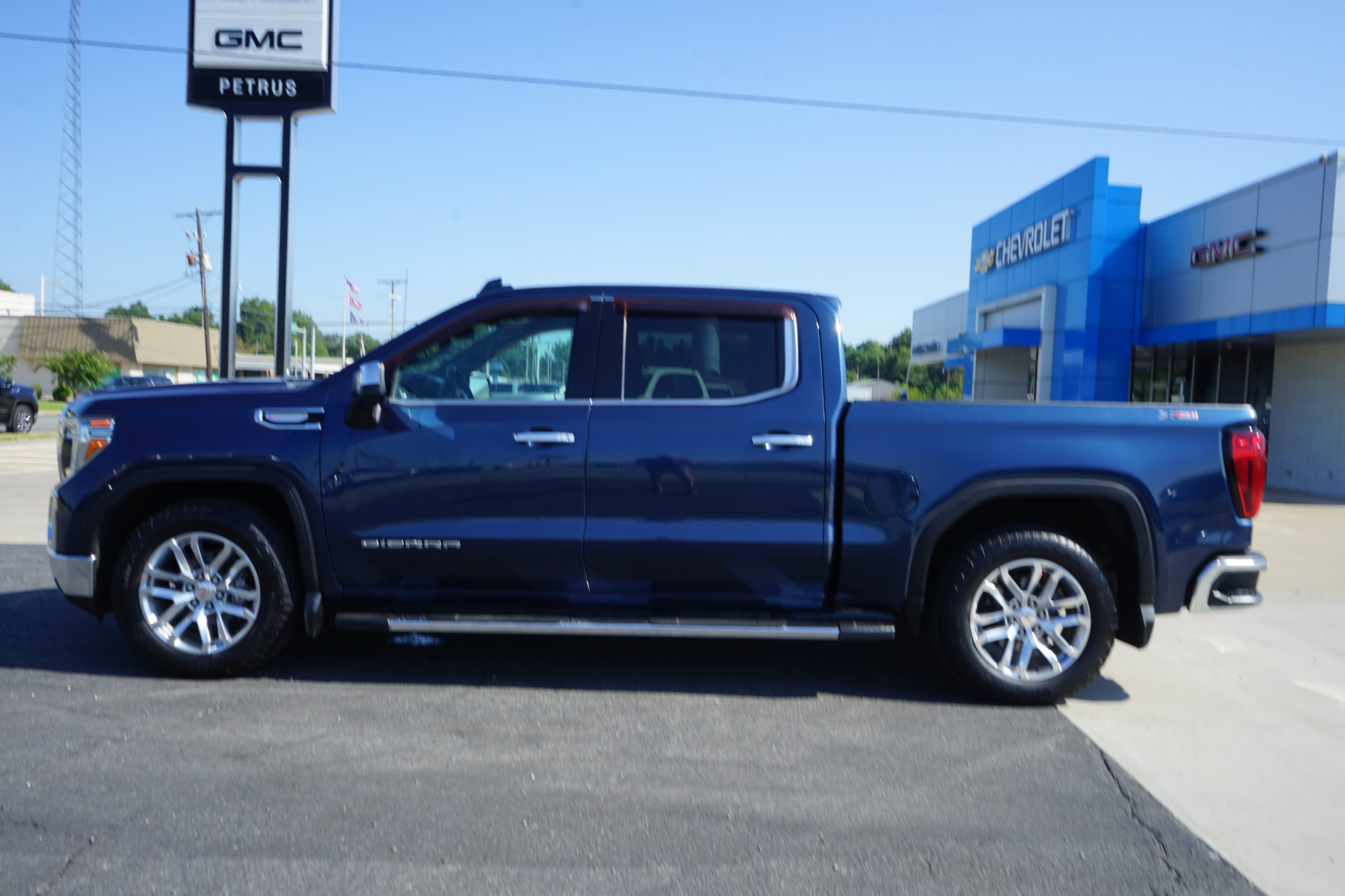 Used 2021 GMC Sierra 1500 SLT with VIN 3GTU9DEDXMG420781 for sale in Little Rock
