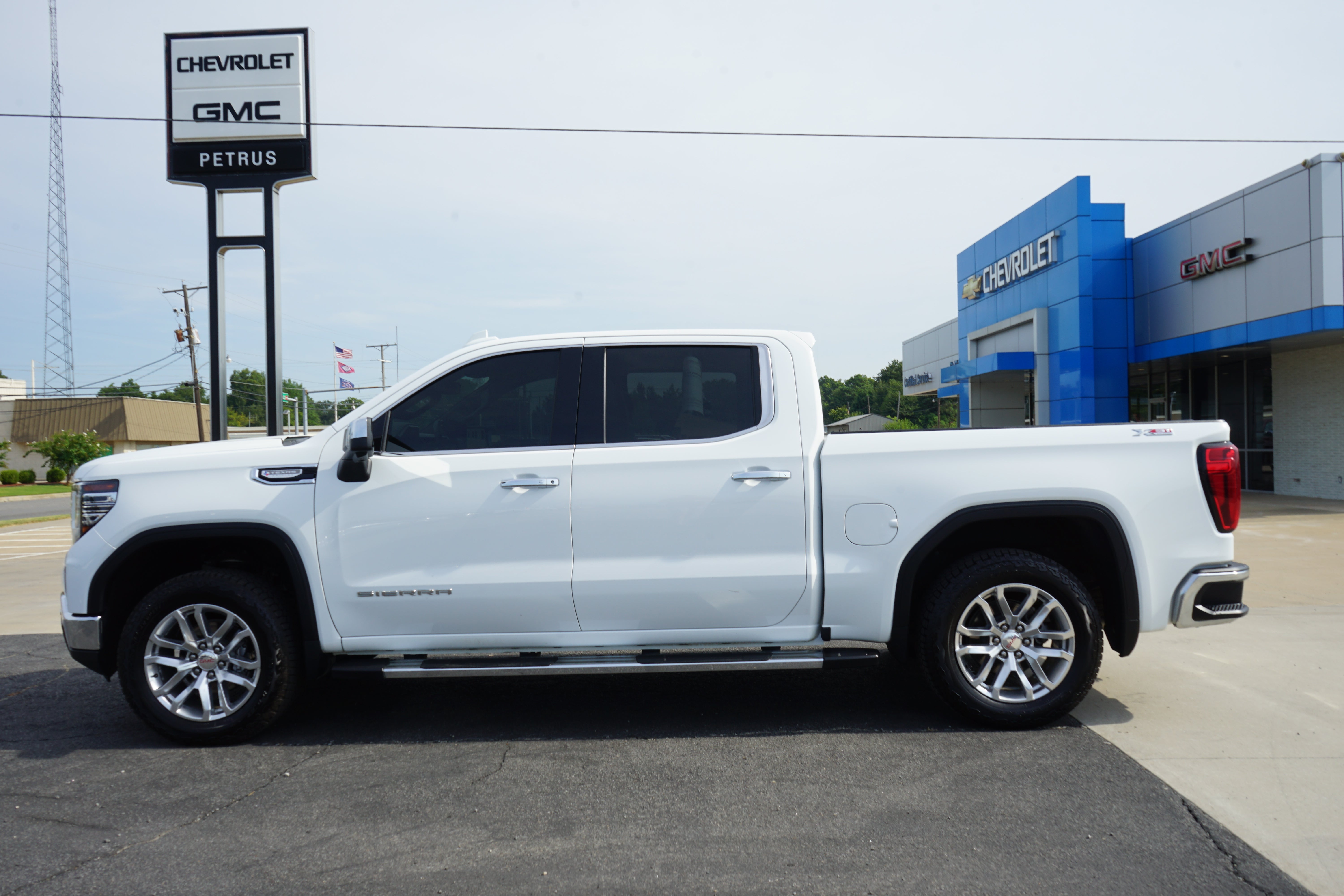 Used 2024 GMC Sierra 1500 SLT with VIN 3GTUUDED3RG181029 for sale in Little Rock